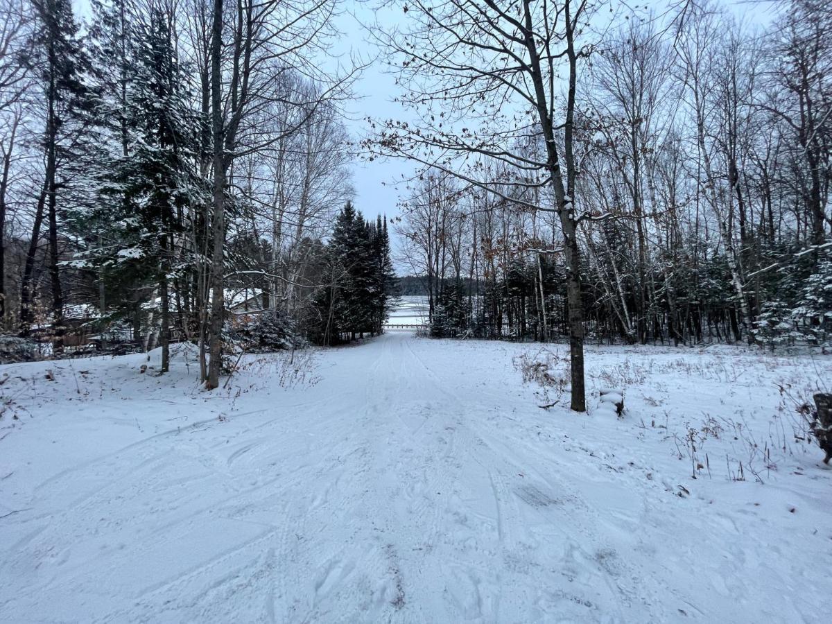 Joy'S Chalet - Hottub, Lake, & Cottage Val-des-Bois Exterior photo