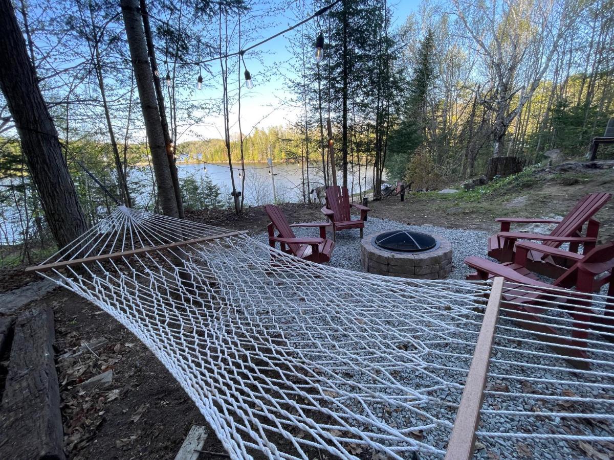 Joy'S Chalet - Hottub, Lake, & Cottage Val-des-Bois Exterior photo