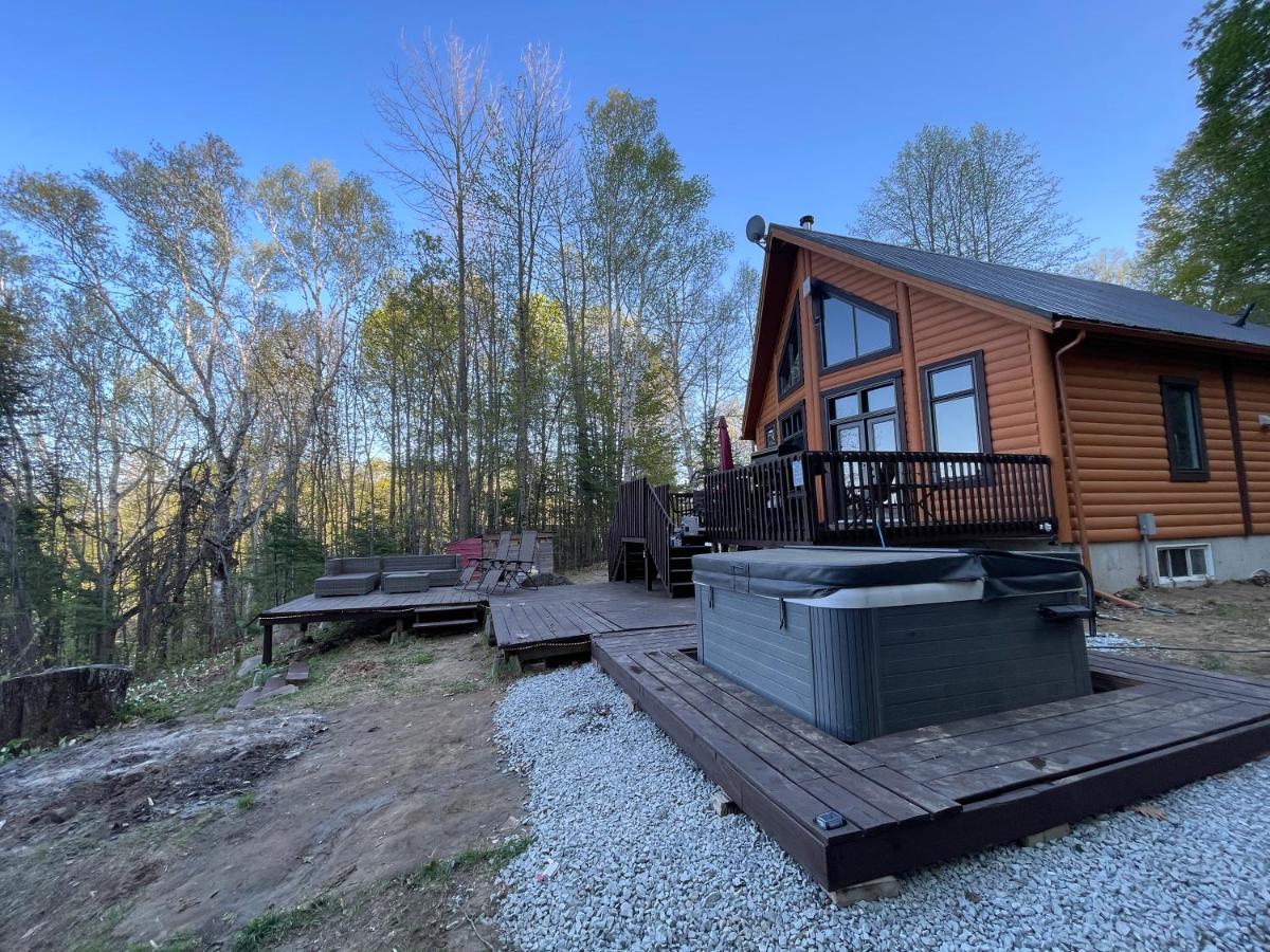 Joy'S Chalet - Hottub, Lake, & Cottage Val-des-Bois Exterior photo